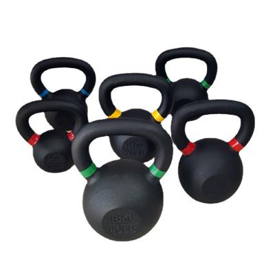 Pesas Kettlebell con recubrimiento en polvo para mayor resistencia y agarre.